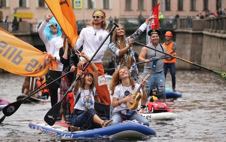 الأزياء تخطف الأنظار في مهرجان ركوب الأمواج بسان بطرسبرج