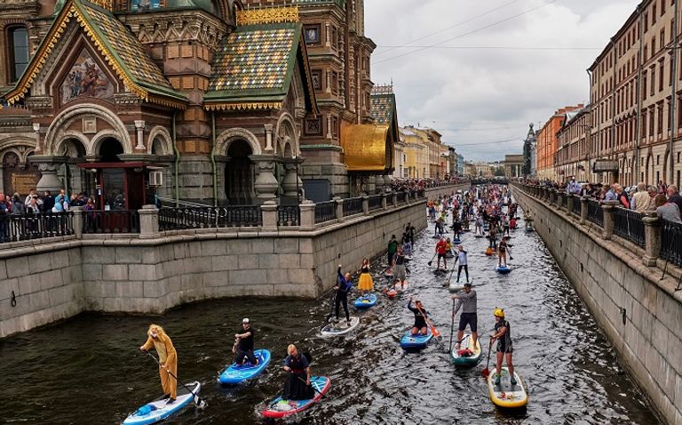 الأزياء تخطف الأنظار في مهرجان ركوب الأمواج بسان بطرسبرج