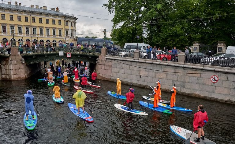 الأزياء تخطف الأنظار في مهرجان ركوب الأمواج بسان بطرسبرج