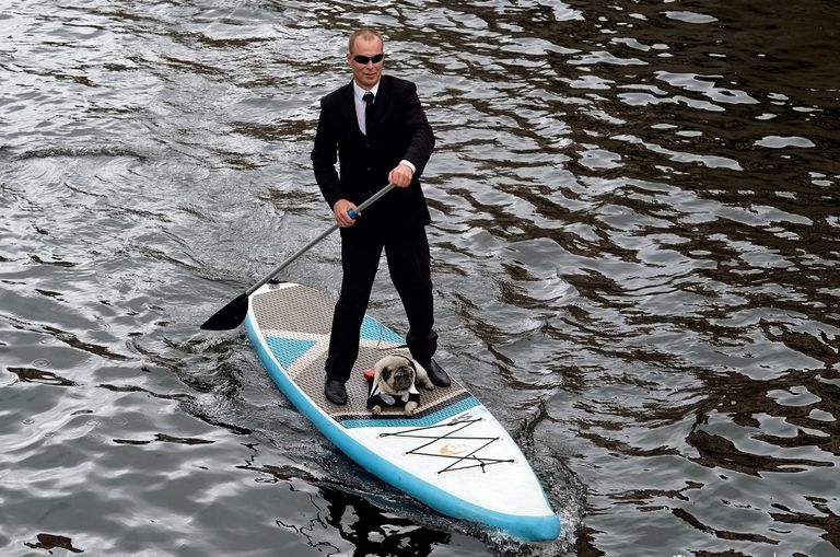 الأزياء تخطف الأنظار في مهرجان ركوب الأمواج بسان بطرسبرج