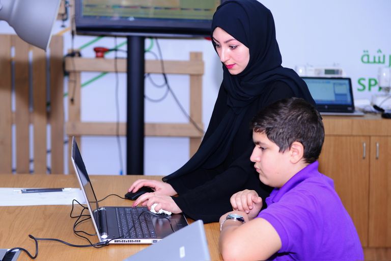 الطلبة المشاركون في المخيم الصيفي لمركز الابتكار