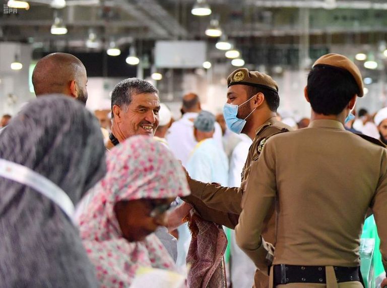 جهود إنسانية يقدمها رجال الأمن لخدمة الحجاج