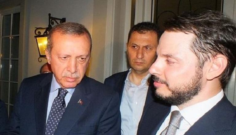 أردوغان وصهره وزير المالية التركي بيرات البيرق