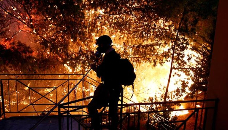 رجل إطفاء أثناء محاولة السيطرة على حرائق الولايات المتحدة