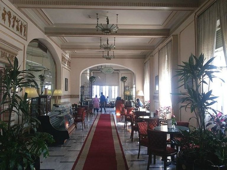فندق "سيسل" تحفة معمارية على شاطئ الإسكندرية