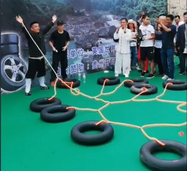 صيني يحقق رقماً قياسياً بنفخ 12 إطار سيارة باستخدام أنفه - صورة 1