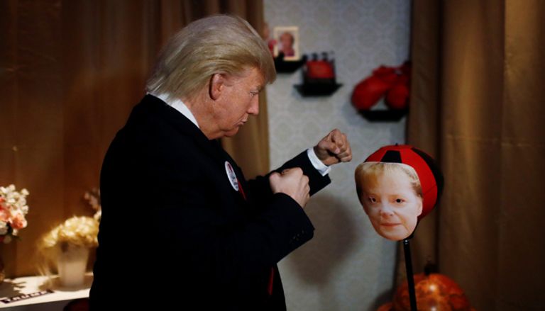 تمثال شمعي لدونالد ترامب ترامب يلكم ميركل في متحف برلين