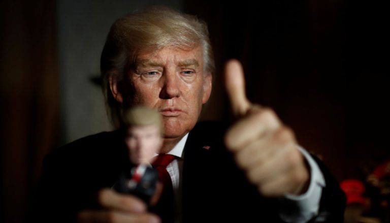 تمثال شمعي لدونالد ترامب ترامب يلكم ميركل في متحف برلين