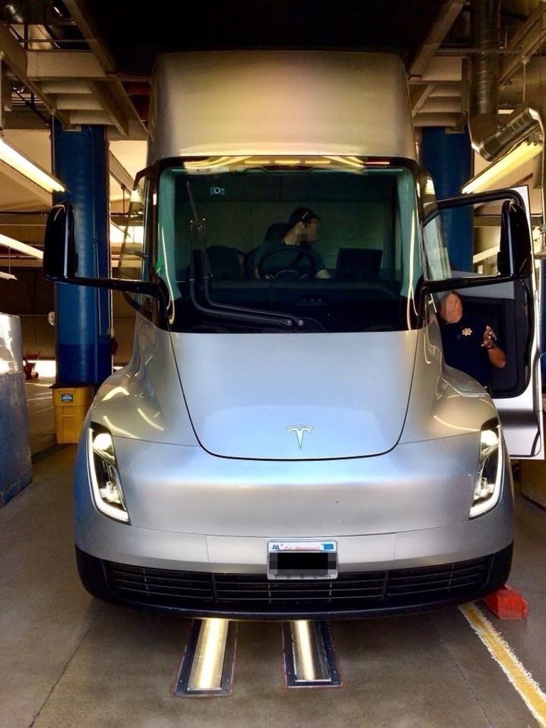 الشاحنة تسلا سيمي 