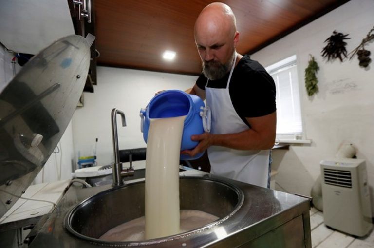 زوجان روسيان يتركان المدينة من أجل صناعة الجبن   