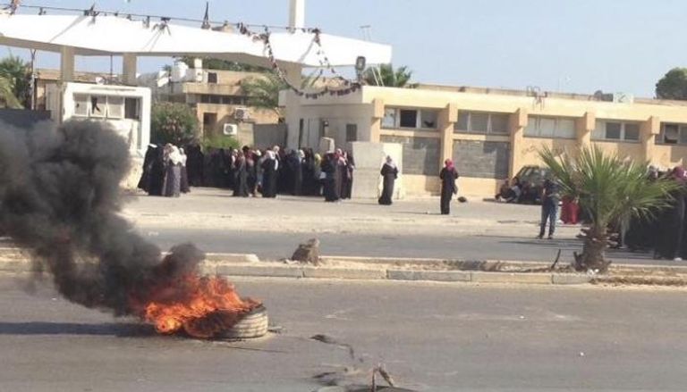 سيدات ليبيات يغلقن الطريق احتجاجا على عدم توفر السيولة