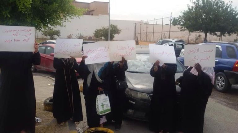 سيدات ليبيات يغلقن الطريق احتجاجا على عدم توفر السيولة