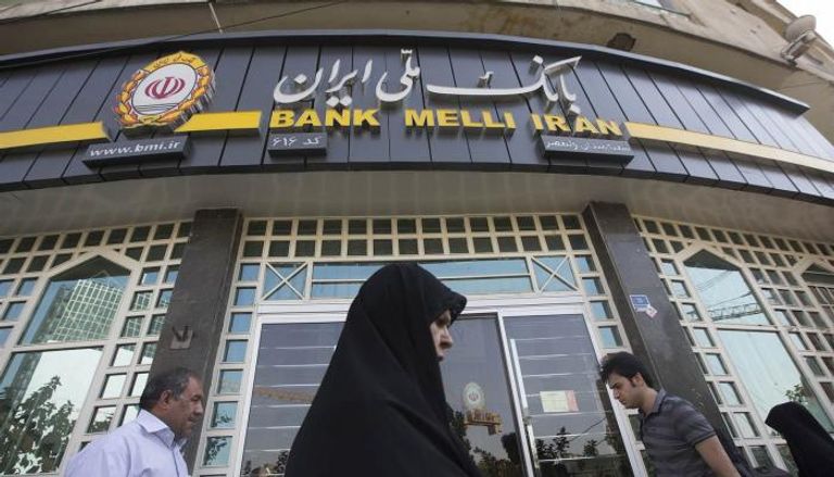 عراقيون هرّبوا أموالهم باستخدام البغال عبر الحدود إلى بنوك إيران