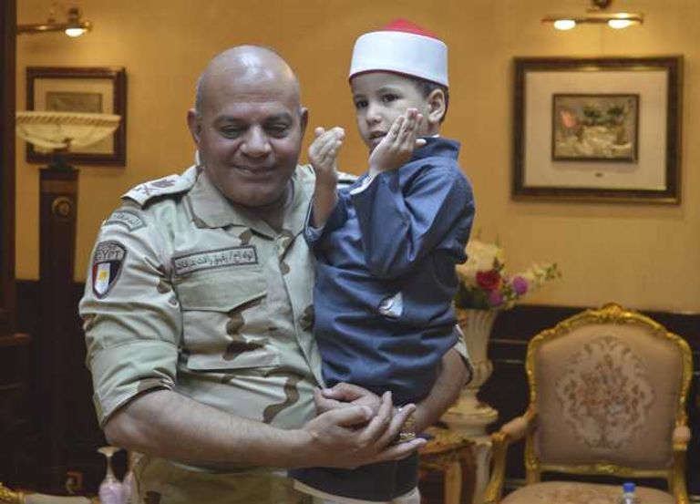 قائد الجيش الثالث الميداني والطفل عمر