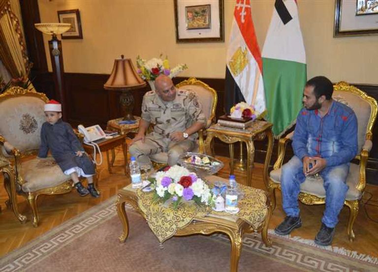 قائد الجيش الثالث الميداني والطفل عمر