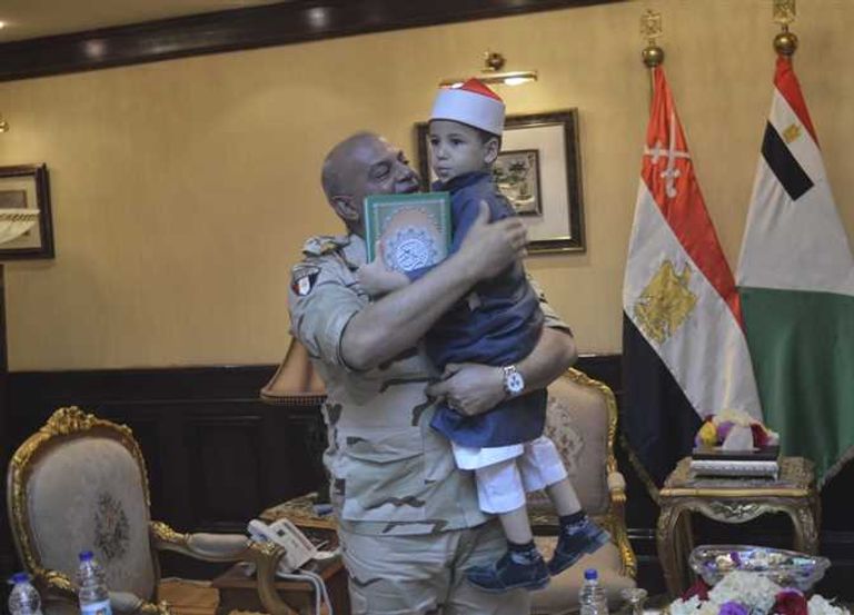 قائد الجيش الثالث الميداني والطفل عمر