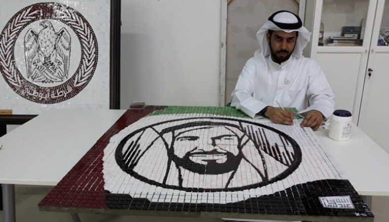 عبدالله الحوسني أثناء عمله لوحة عام زايد 