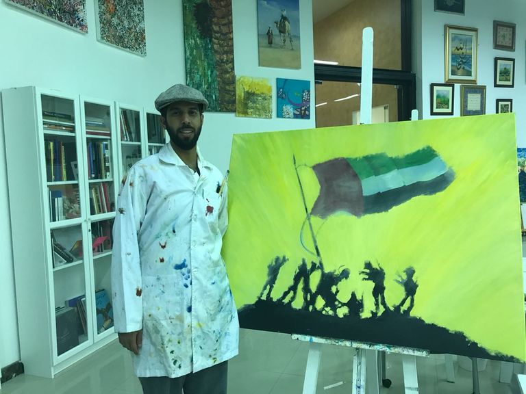 عبدالله الحوسني أثناء عمله لوحة عام زايد 