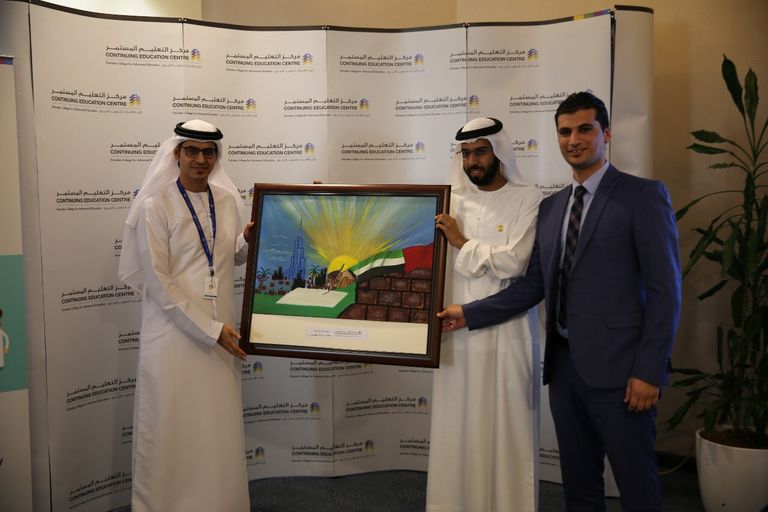 عبدالله الحوسني أثناء عمله لوحة عام زايد 