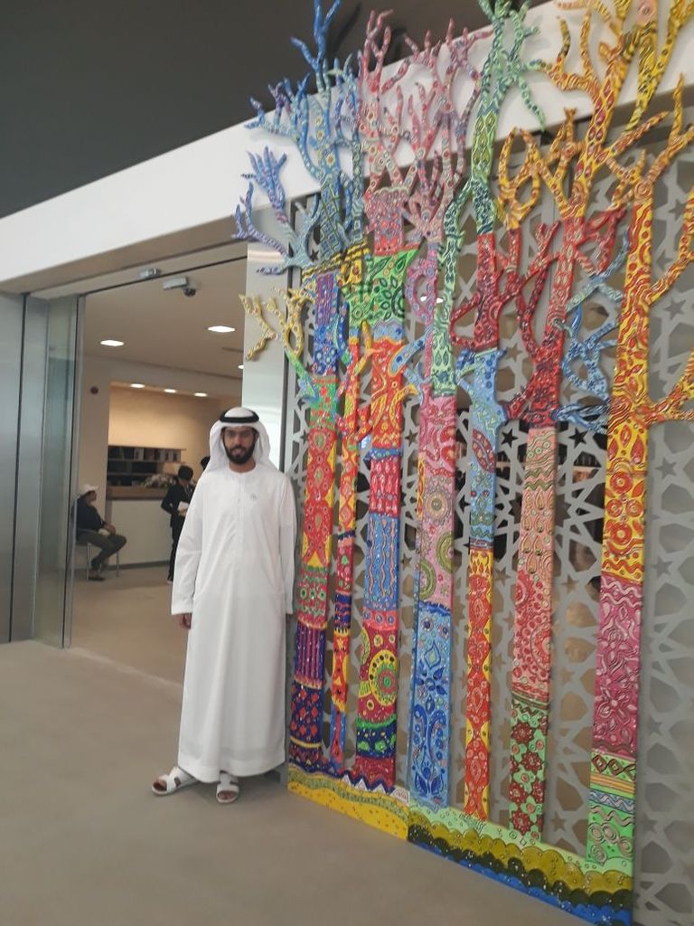 عبدالله الحوسني أثناء عمله لوحة عام زايد 