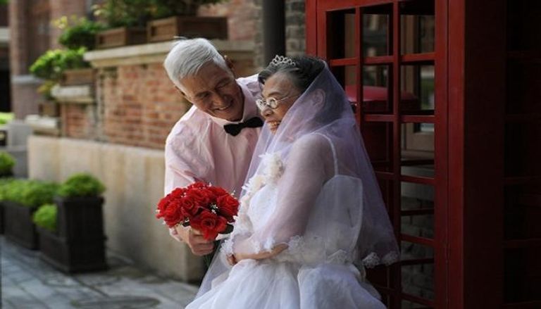 مسنون صينيون بملابس الزفاف في عيد الحب