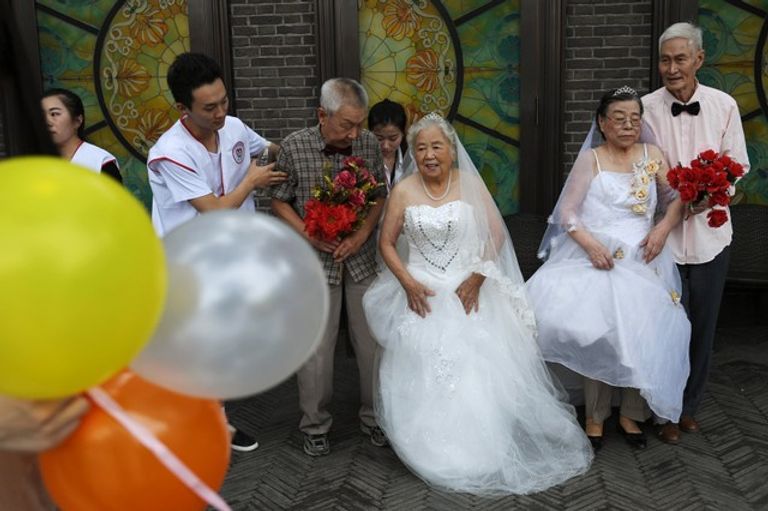 مسنون صينيون بملابس الزفاف في عيد الحب