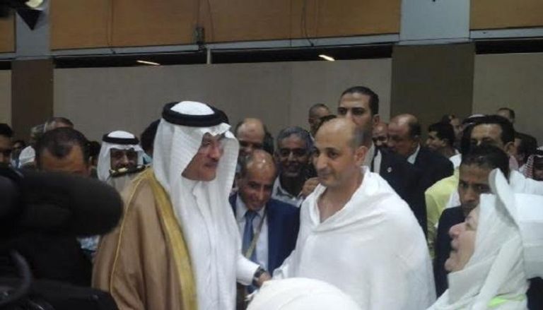 السفير السعودي يودع أسر شهداء الجيش والشرطة في مصر بالمطار 