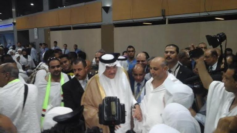 السفير السعودي يودع أسر شهداء الجيش والشرطة في مصر بالمطار