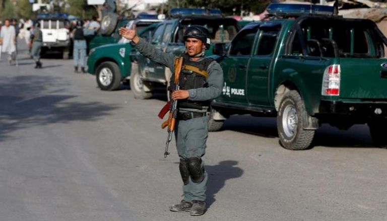 رجل أمن أفغاني فى موقع الحادث - رويترز