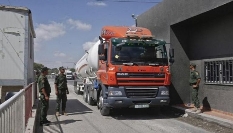 شاحنة وقود تدخل من الجانب الإسرائيلي للمعبر  - أ. ف. ب