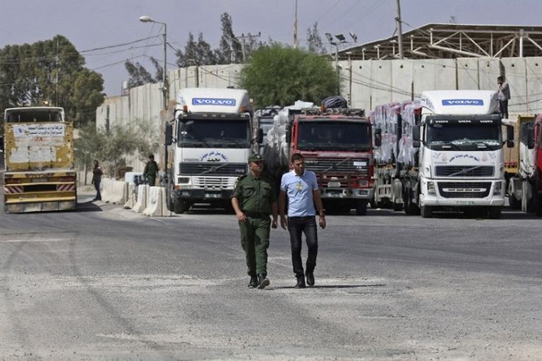 شاحنات محملة بالبضائع والوقود تدخل من الجانب الإسرائيلي للمعبر باتجاه غزة شاحنة وقود تدخل من الجانب الإسرائيلي للمعبر  - أ. ف. ب