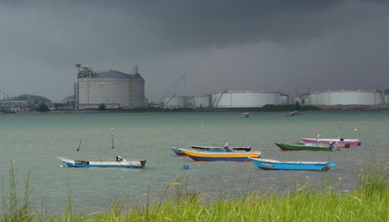 قوارب طافية أمام محطة جوهور لتخزين النفط في ماليزيا