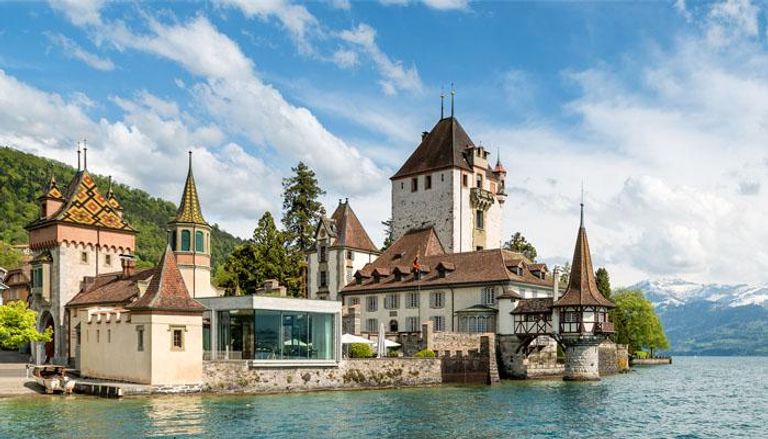 صورة لقلعة في سويسرا