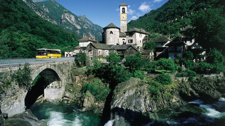 تيتشينو السويسرية صورة لقلعة في سويسرا