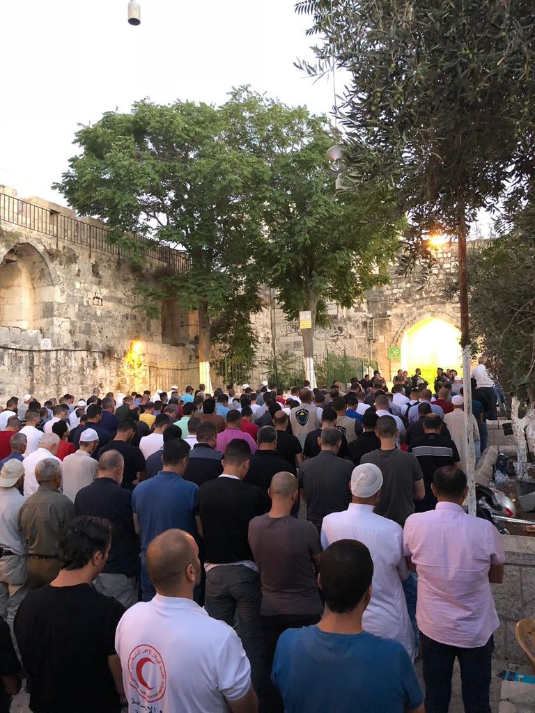فلسطينيون يؤدون الصلاة خارج المسجد الأقصى فلسطينيون يؤدون الصلاة خارج المسجد الأقصى