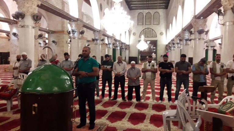 فلسطينيون يؤدون الصلاة داخل المسجد الأقصى فلسطينيون يؤدون الصلاة خارج المسجد الأقصى