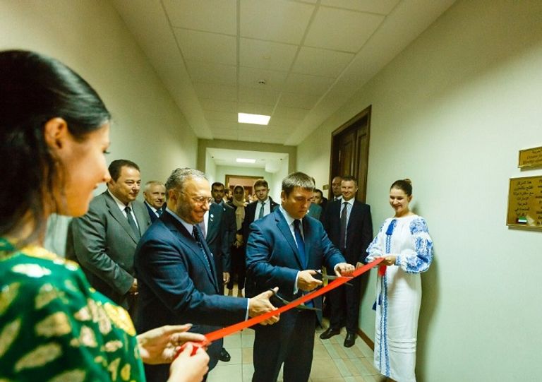 د. قرقاش خلال افتتاح مركز الدراسات العربية في الأكاديمية الدبلوماسية الأوكرانية الدكتور أنور قرقاش ووزير الطاقة بأوكرانيا