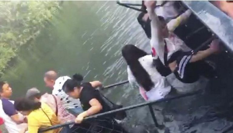 السيلفي تسبب في سقوط 10 أشخاص في المياه