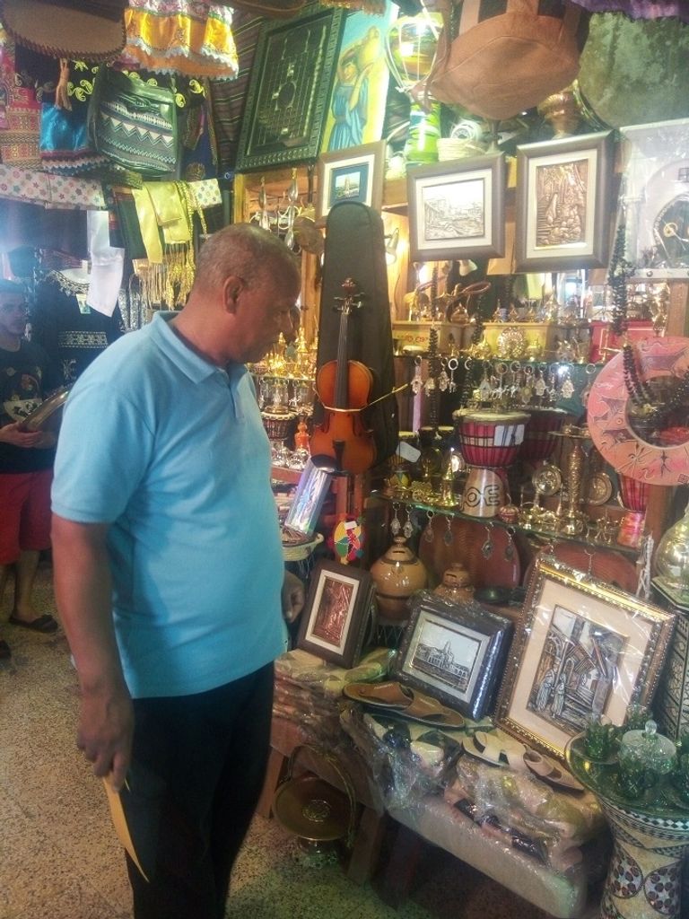 صاحب المحل أقدم محل لبيع القطع التقليدية في الجزائر