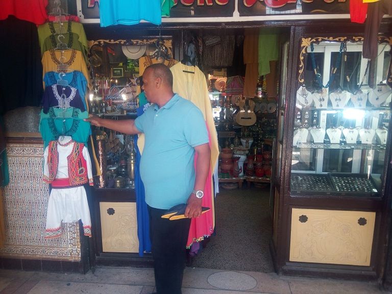 صاحب المحل أقدم محل لبيع القطع التقليدية في الجزائر