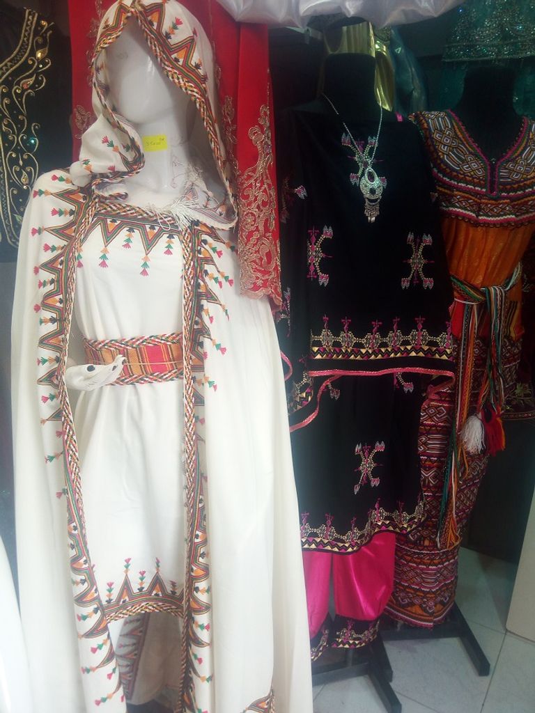 تعرف على 10 من أشهر الأزياء التقليدية حول العالم 121-115315-algeria-djebba-kabyle-6
