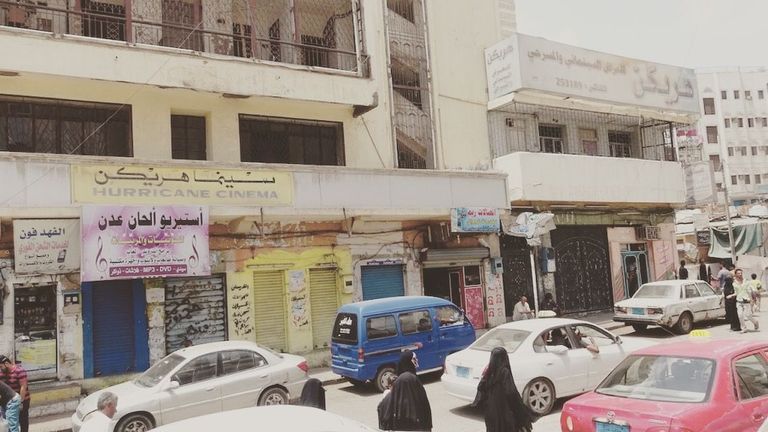 دور السينما القديمة أغلقت أو دُمرت الحياة الفنية تعود إلى عدن من جديد