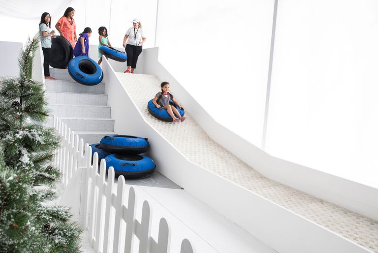 "شاطئ دبي آيس" تجربة مثيرة للهروب من حرارة الصيف