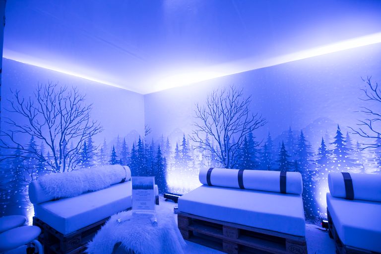 "شاطئ دبي آيس" تجربة مثيرة للهروب من حرارة الصيف