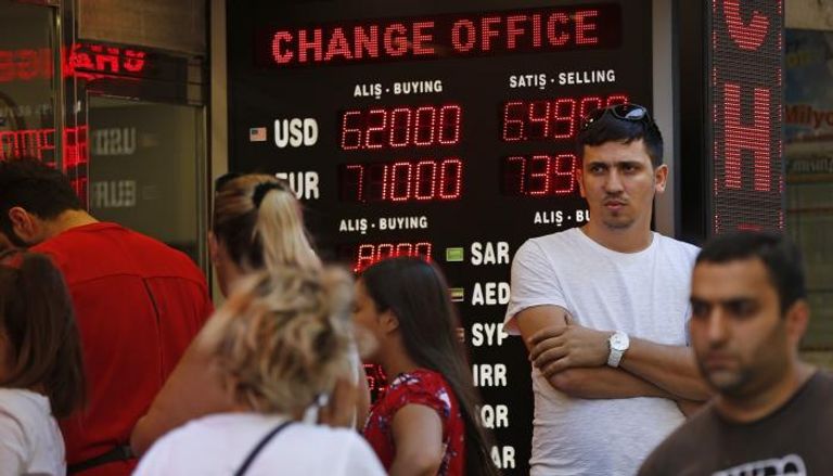 الليرة واصلت التراجع أمام الدولار الجمعة 