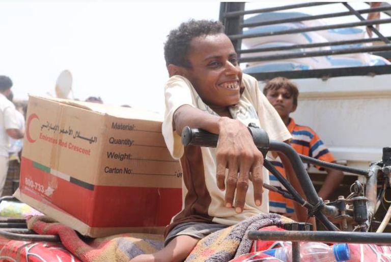 فرق الهلال الأحمر الإماراتي توزع سلالا غذائية بقرية "المنظر"