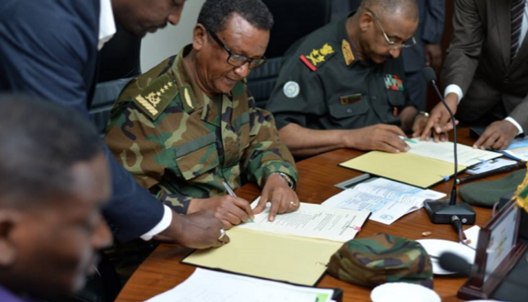 رئيس الأركان السوداني ونظيره الإثيوبي خلال توقيع الاتفاق