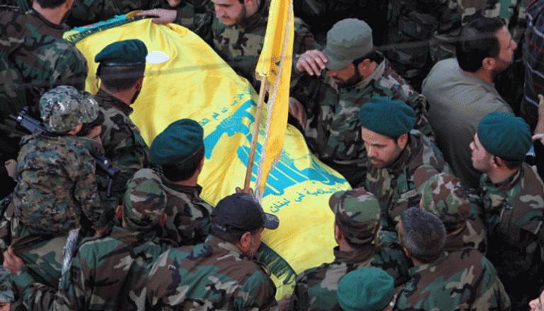 عناصر حزب الله يحملون نعش قتيل لهم - أرشيفية