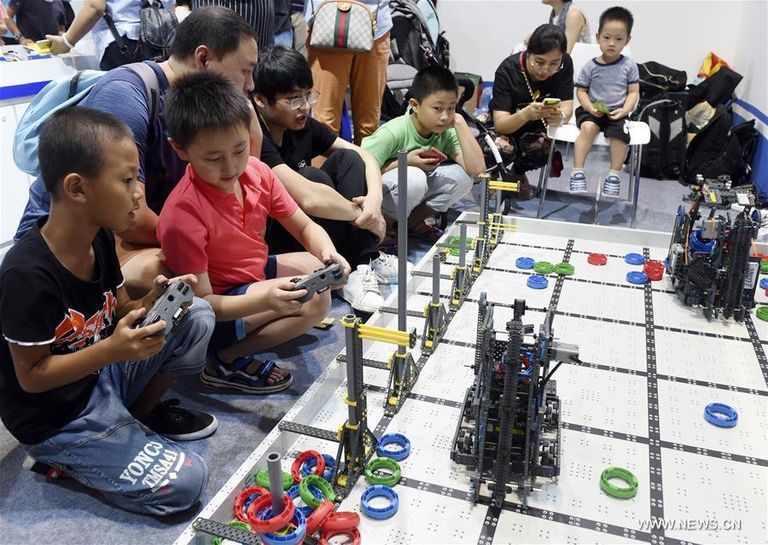 أطفال ومراهقون يجتمعون في المؤتمر العالمي للروبوت ببكين
