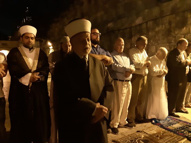 الشيخ محمد حسين مفتي القدس والديار الفلسطينية يؤدي الصلاة خارج المسجد الأقصى الشيخ محمد حسين المفتي العام للقدس